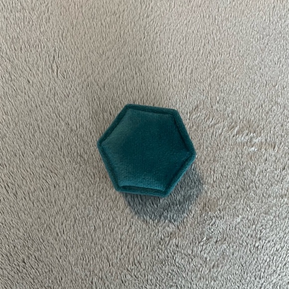 Velvet Ring Box - Picture 1 of 2